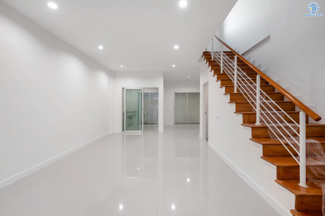 บ้านมือสองตกแต่งใหม่ โครงการ วิสต้าปาร์ค แจ้งวัฒนะ ทาวน์โฮม 3 ชั้น จากแบรนด์ SC Asset บนเนื้อที่ 22.9 ตร.ว. ฟังก์ชัน 3 ห้องนอน 3 ห้องน้ำ จอดรถได้ 2 คัน บนทำเลโซนเมือง บนทำเลคุณภาพ ติดถนนเลี่ยงเมืองปากเกร็ด ใกล้เซ็นทรัล แจ้งวัฒนะ, เมืองทองธานี, จุดขึ้นทางด่วน "แจ้งวัฒนะ" และรถไฟฟ้าสายสีชมพู "สถานีสามัคคี"